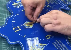 Виробництво годинника - збирання