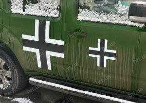 Хрести біло-чорні на військовій машині