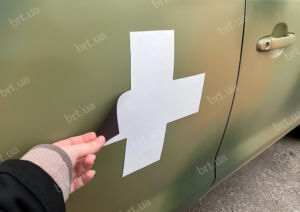 Білий хрест ЗСУ на кузові автомобіля