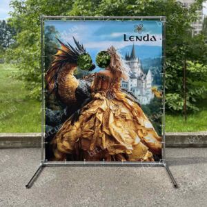 Банер на каркасі з отворами для лиця для магазину Lenda