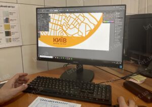 Дизайнер готує макет схеми міста до виробництва