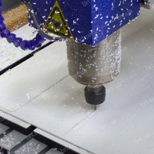 Фігура вирізається на фрезерному верстаті ЧПК