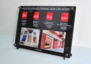 Стенд зі склом на дистанційних металевих тримачах