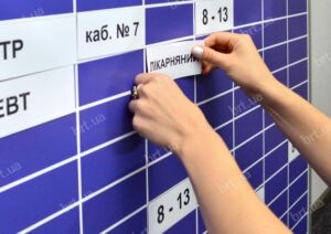 Кріплення магнітних табличок на стенд