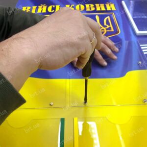 Складальник кріпить кишені до стенда